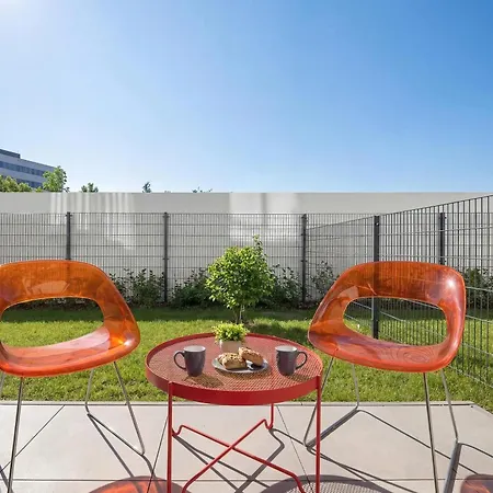 Bright With Parking & Garden By Renters *
