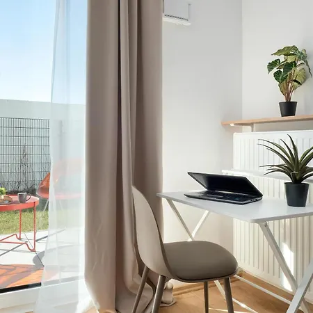 Bright With Parking & Garden By Renters Apartment