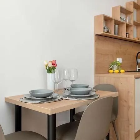 Bright With Parking & Garden By Renters *