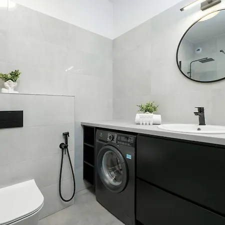 Bright With Parking & Garden By Renters Warschau