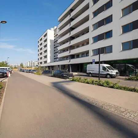 Bright With Parking & Garden By Renters *