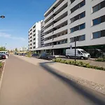 Bright With Parking & Garden By Renters *