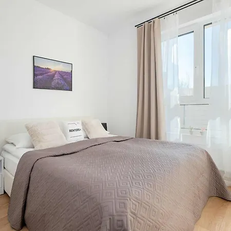 Bright With Parking & Garden By Renters *