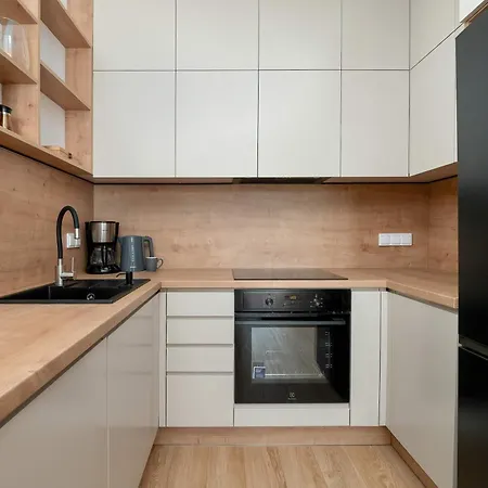 Bright With Parking & Garden By Renters דירה