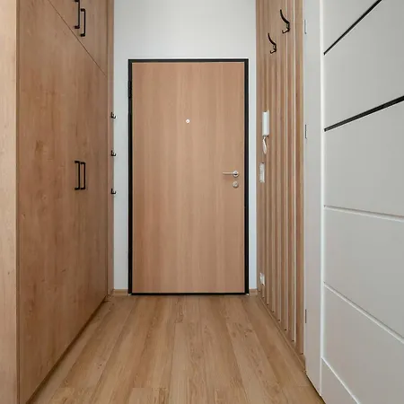 Bright With Parking & Garden By Renters דירה ורשה